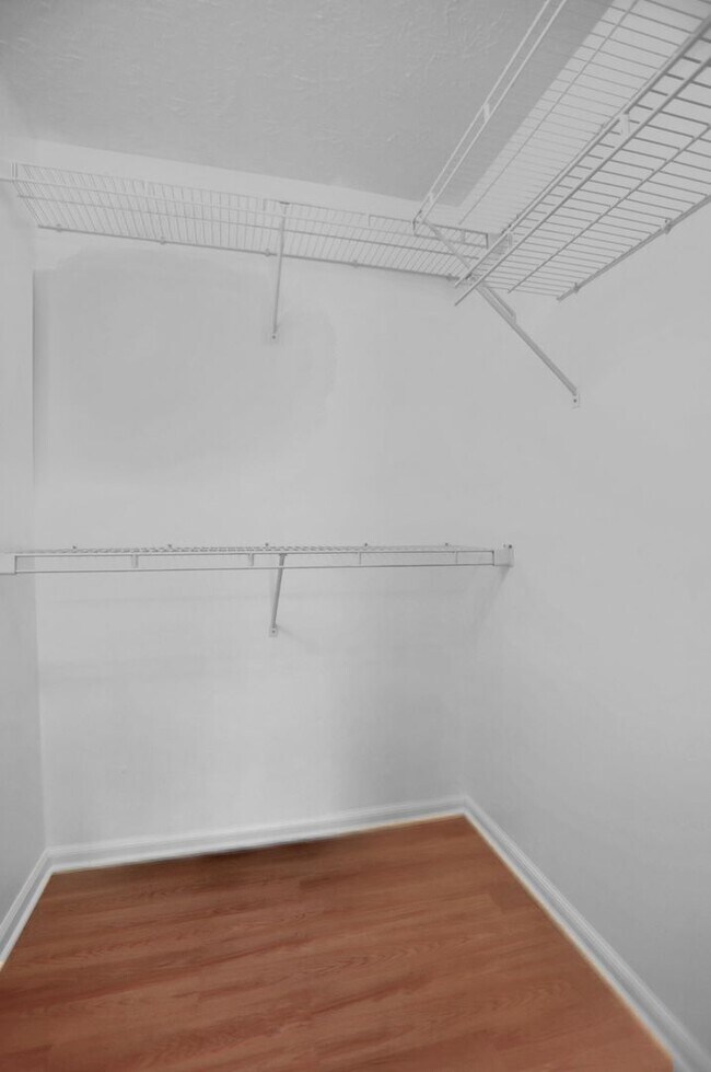 Building Photo - Large 2 Bedroom 2 Bath Ground Floor Condo ...