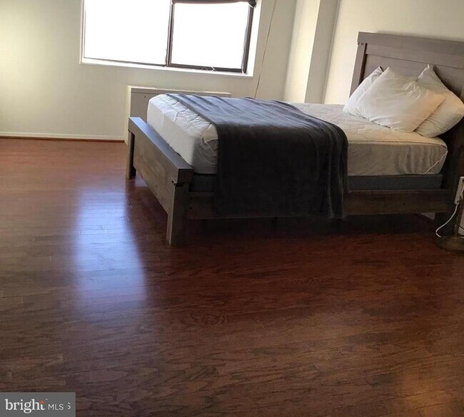 Building Photo - 3705 S George Mason Dr