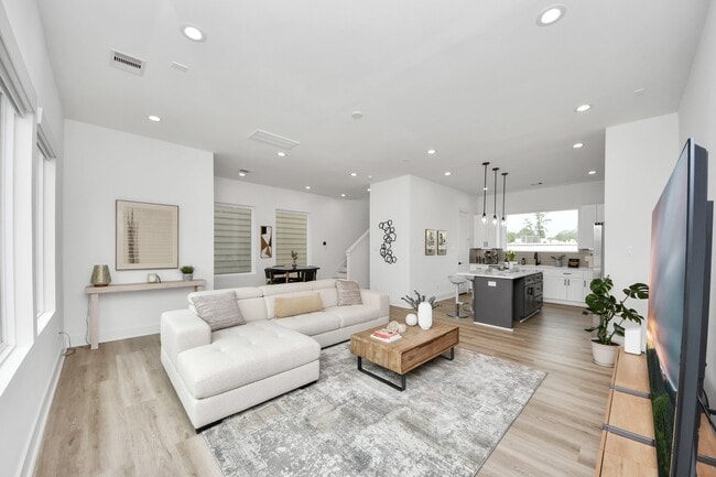 Building Photo - 8320 Brecha Ln