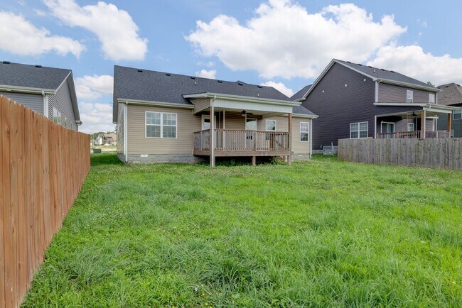 Building Photo - Sharp 3 bed 2 bath with Bonus room and nice fenced yard.