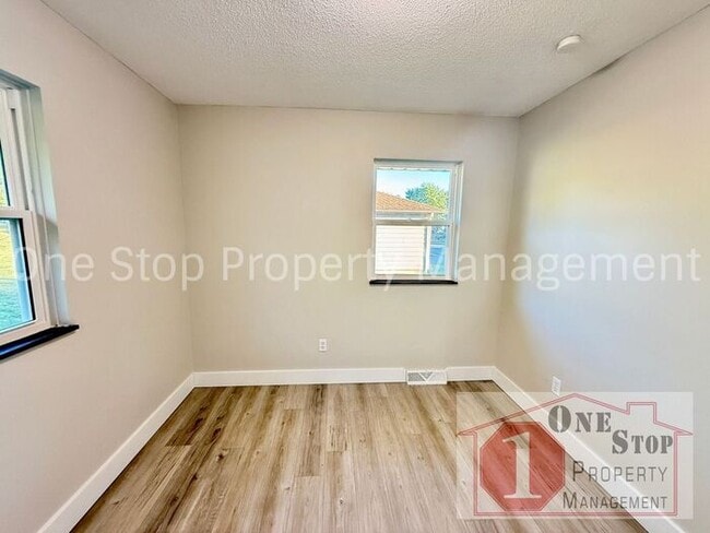 Building Photo - 4-Bedroom, 2.5-Bathroom home in Independence