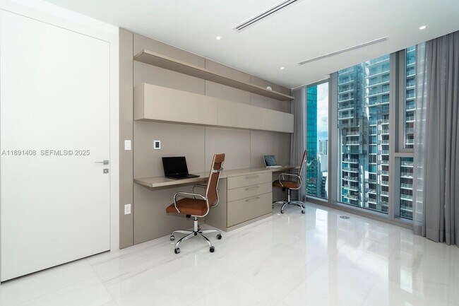 Building Photo - 300 Biscayne Blvd Way