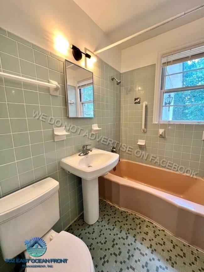 Building Photo - Huge 4 bedroom / 2 bathroom updated home n...