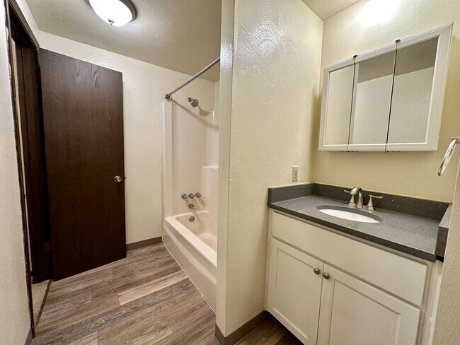 Building Photo - Beautiful One Bedroom Apartment with A/C, Parking & On-Site Laundry! Call Today!