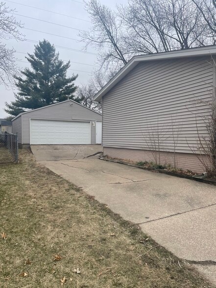 Building Photo - 2718 W 59th St