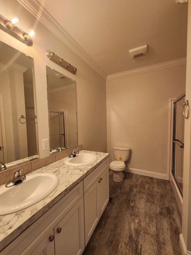 Building Photo - Hendersonville Rental