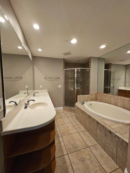 Master Bath - 8111 Lakewood Main St