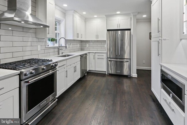 Building Photo - 10 Boulder Brook Dr