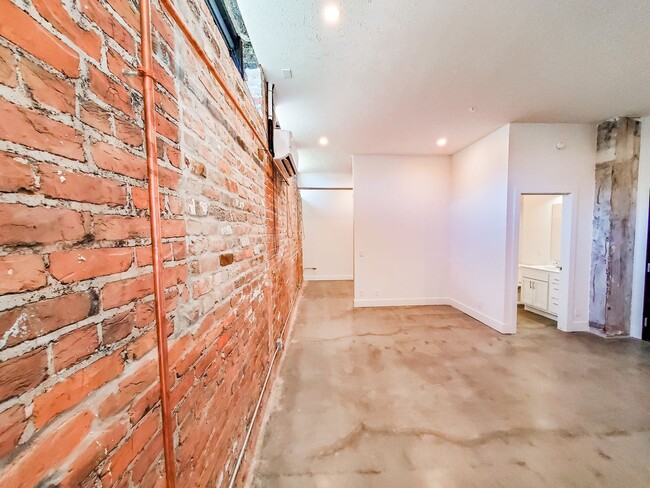Building Photo - Exposed Brick 1-Bedroom Apartment at a Great Price!