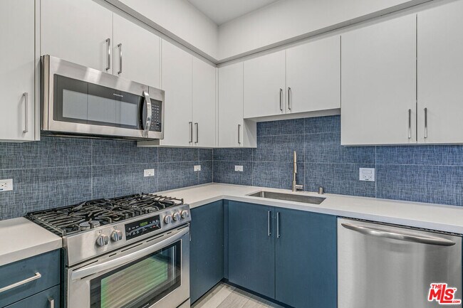 Building Photo - 1111 N Kenmore Ave