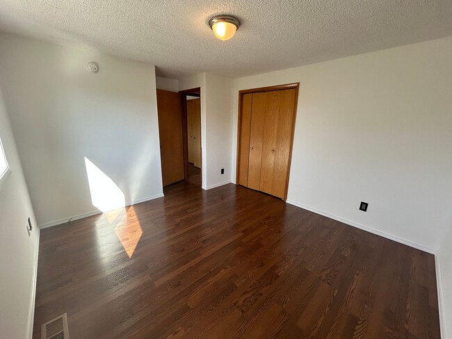 Building Photo - Spacious 3 bedroom, 2 bathroom with large ...