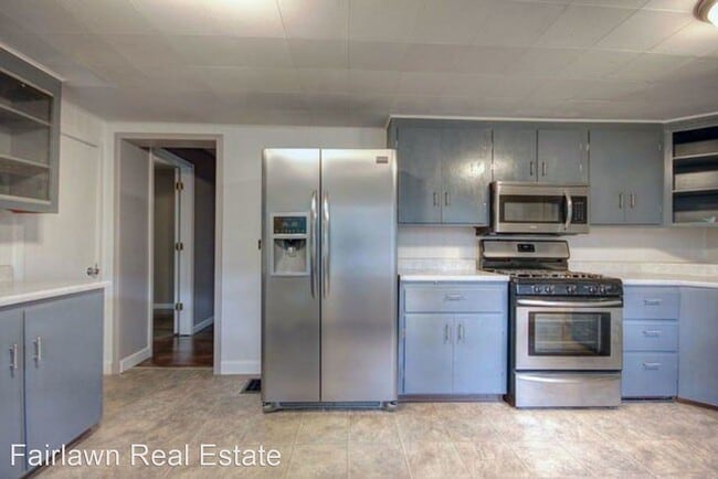 Building Photo - 3 br, 1 bath House - 302 South Grove St.