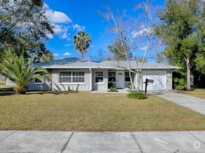 Building Photo - 2 bedroom 2 bath renovated gem in Mount Dora