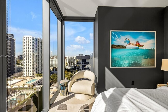 Building Photo - 700 NE 24th St