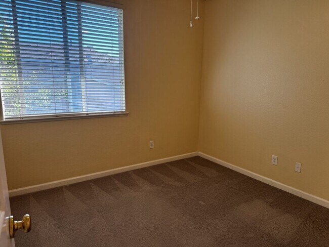 Building Photo - Beautiful and spacious 4 bedroom/ 2.5 bathroom home