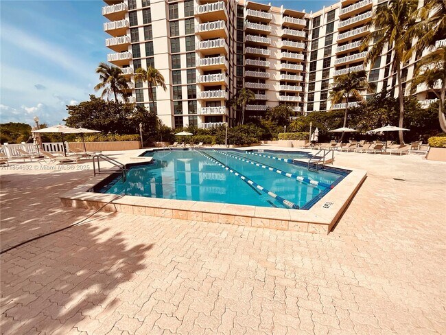 Building Photo - 1121 Crandon Blvd