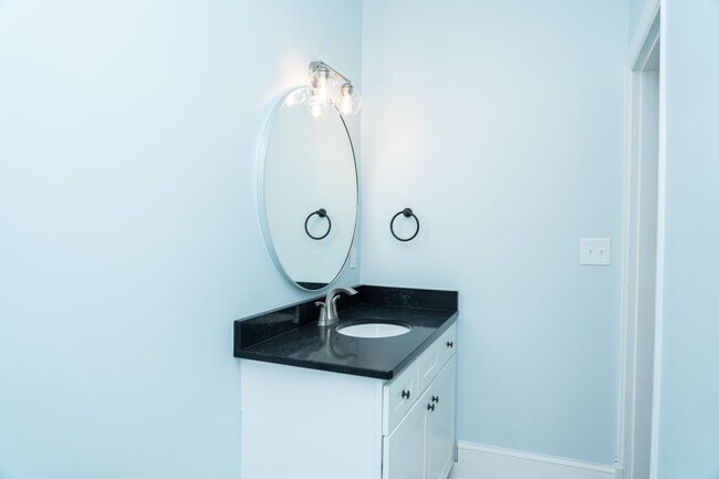 Building Photo - Large 4 Bedroom Home On Oakhurst Circle