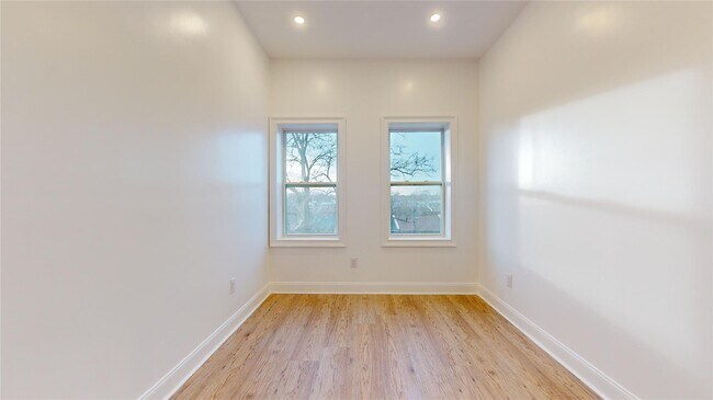 Building Photo - 2050 Strauss St