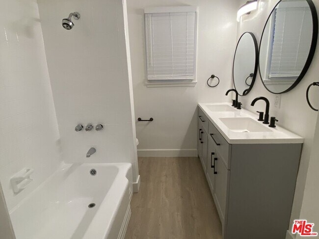 Building Photo - 2616 S Barrington Ave