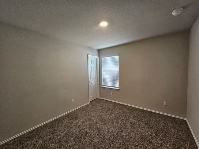 Building Photo - 1305 Lindsey Dr