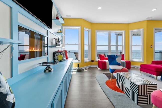 Building Photo - Grand View 115