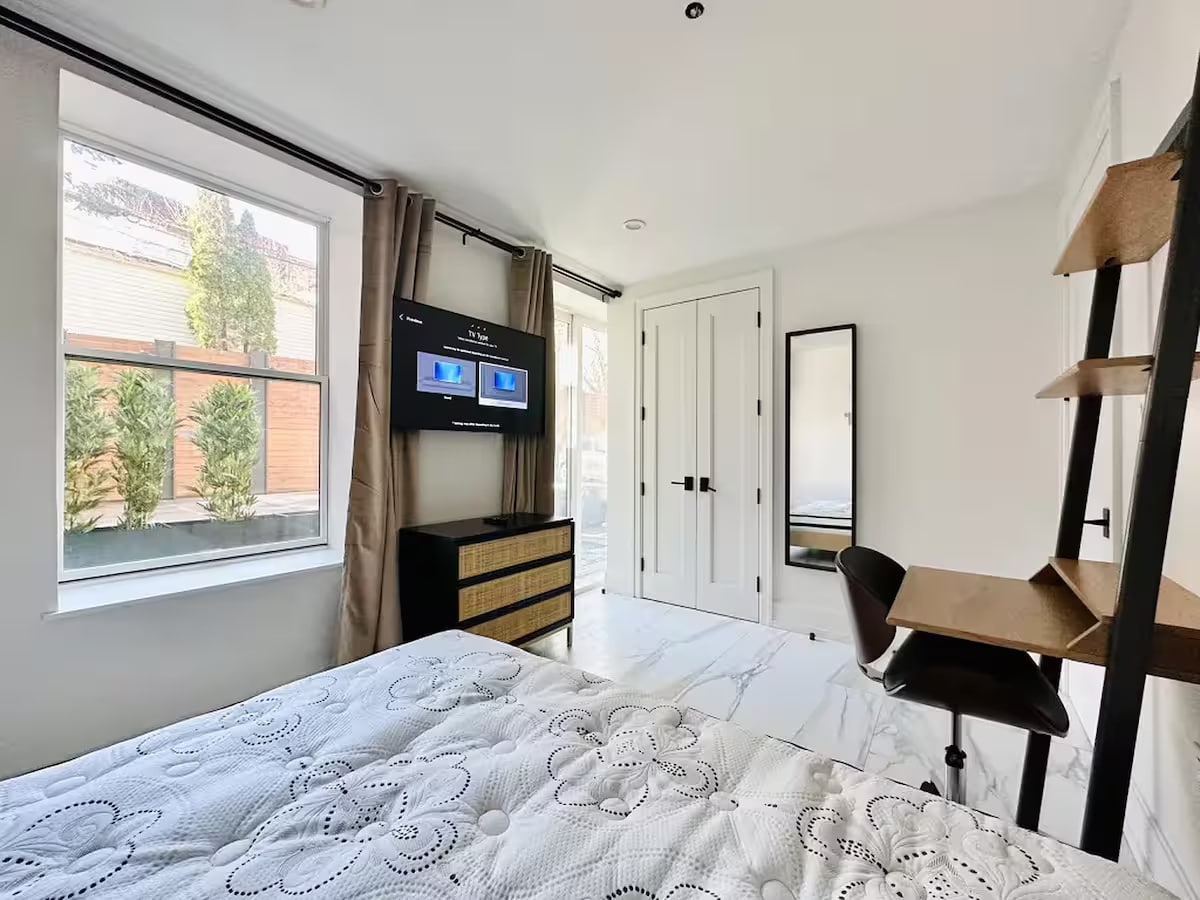 Building Photo - Furnished room/NOT APARTMENT