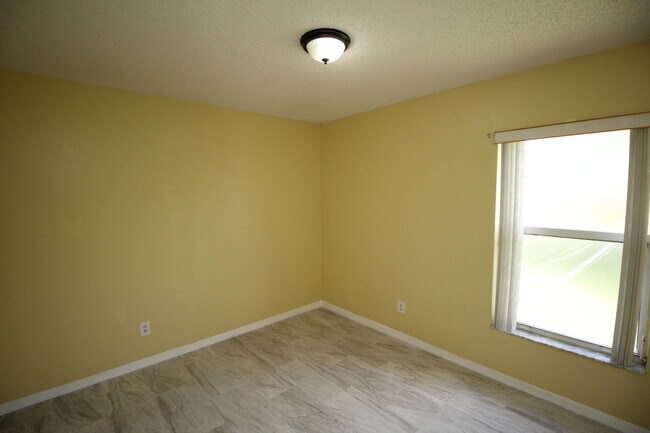 Building Photo - 709 Rostock Cir NW