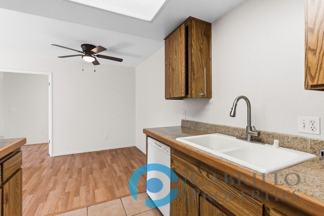 Building Photo - 1BD/1BA Private Balcony + Utilities Included | Prime Black Mountain Location