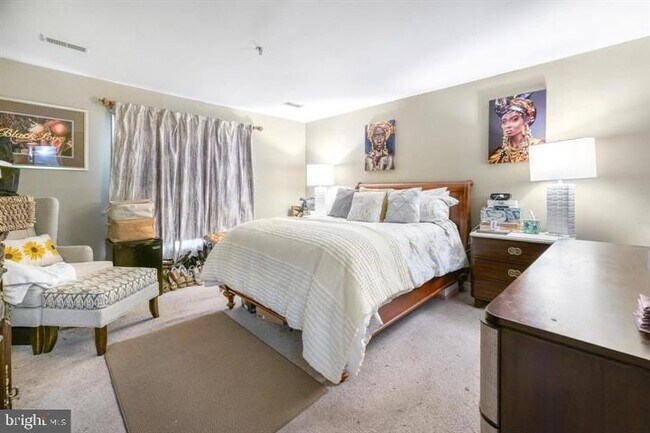 Building Photo - 5213 Le Parc Dr