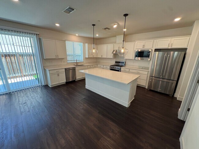 Building Photo - Beautiful 4 Bed 3 Full Bath Home with Solar in Brentwood