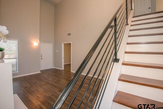 Building Photo - 5823 Hollytree Dr