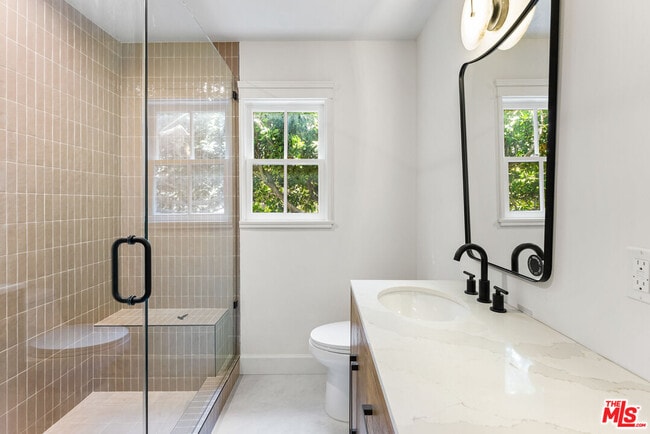 Building Photo - 8916 Ashcroft Ave