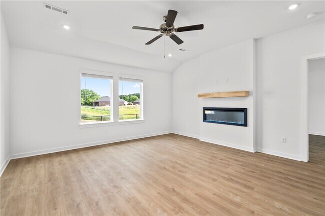 Building Photo - 813 Heeler Ave