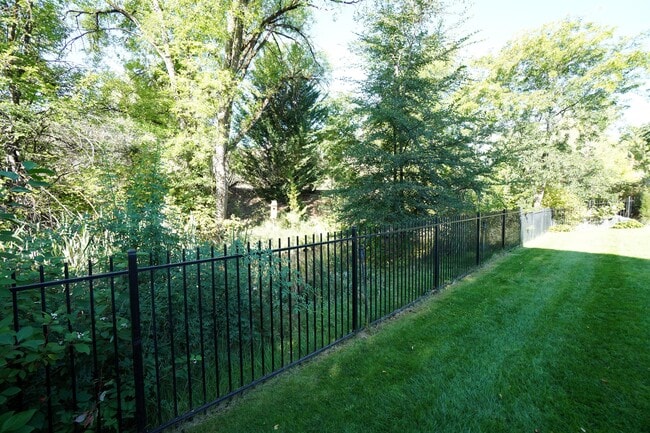 Building Photo - 2747 E Migratory Dr