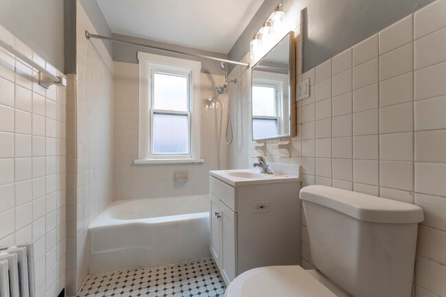 Building Photo - 3908 W Montrose Ave