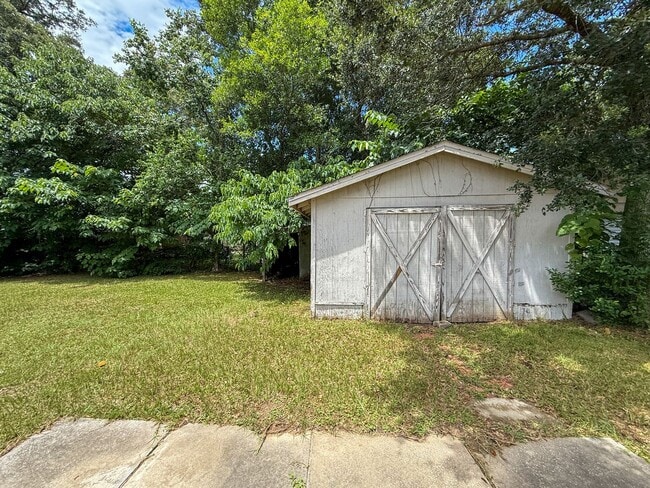 Building Photo - 3 bedroom 1.5 bath home with bonus room av...