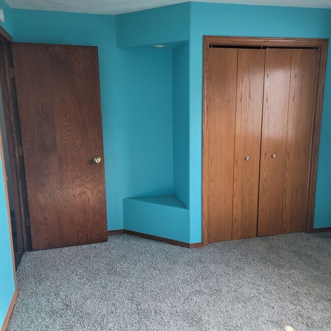Building Photo - 3 bedroom, 2 bath, single family home.