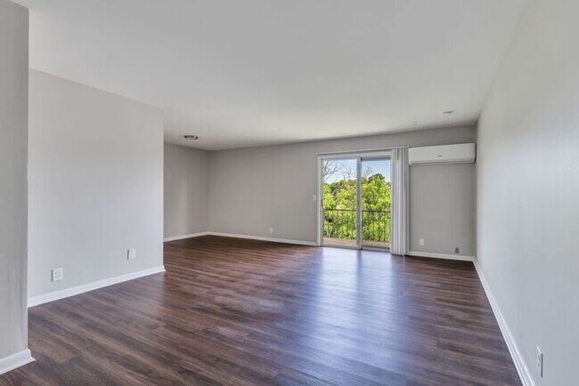 Building Photo - 2 Bedroom Unit was recently renovated.  Live walking distance from the downtown square or steps f...