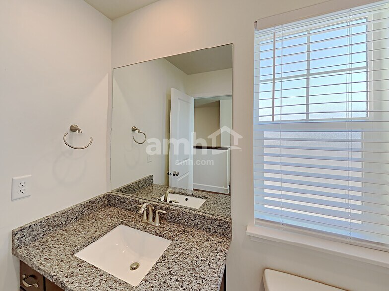 Building Photo - 373 North St