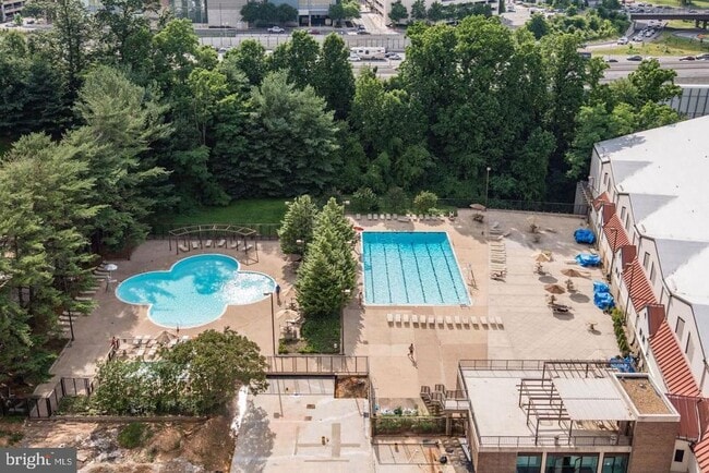 Building Photo - 1800 Old Meadow Rd