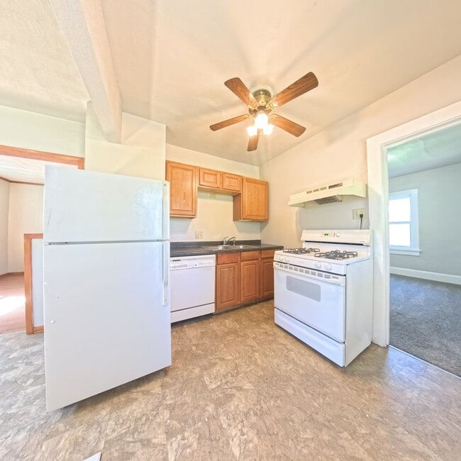 Building Photo - 2 Bedroom 2 Bathroom Home Available