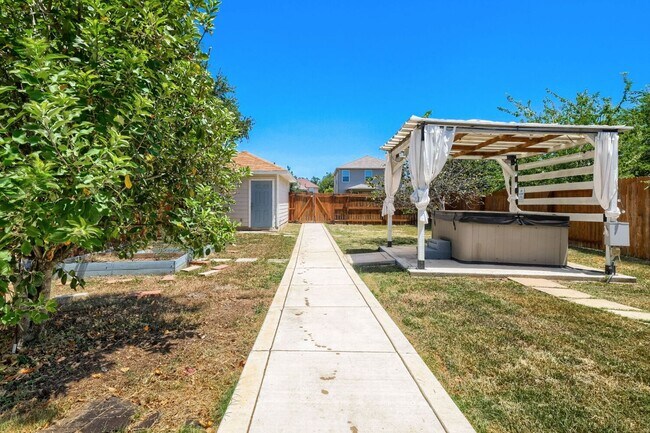Building Photo - 5635 Midcrown Dr