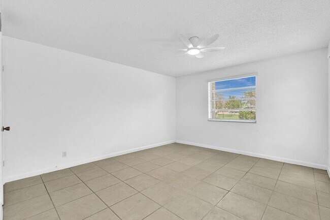 Building Photo - Beautiful 2 bedroom 2 bath in Delray - Desired 55+ community