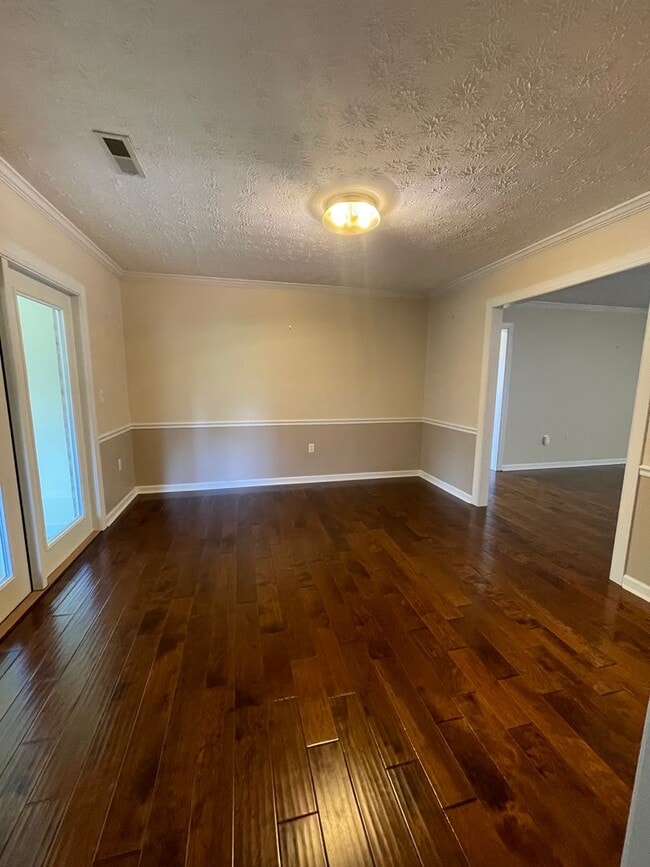 Building Photo - MOVE IN READY