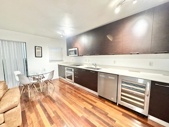 Building Photo - Tastefully furnished 1bed/1bath in the heart of South Beach!