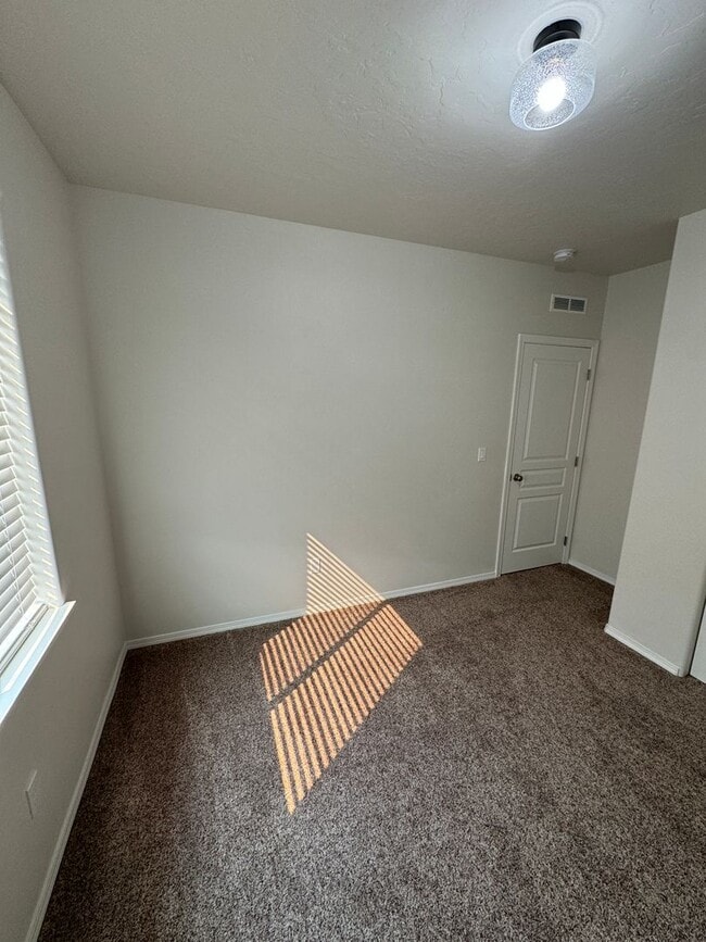 Building Photo - Charming 3-bedroom, 2-bathroom home locate...