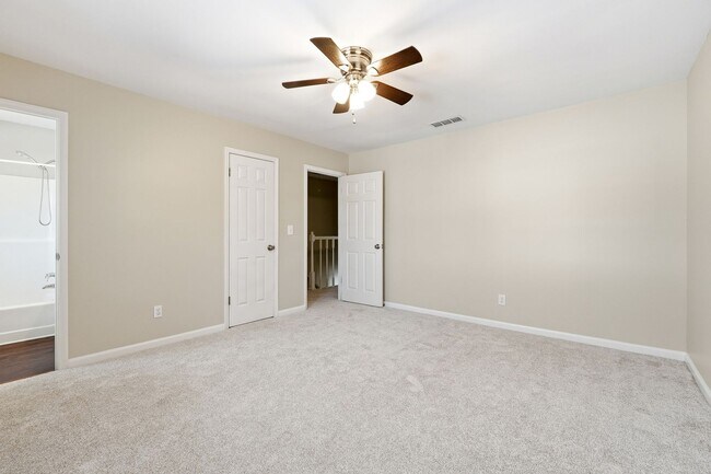 Building Photo - Renovated end-unit townhome in the Heart of Roswell