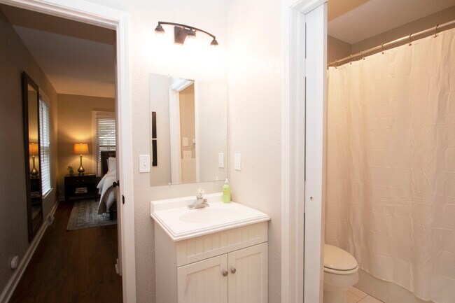Full bathroom with shower over tub - 1909 W. 47th Terr