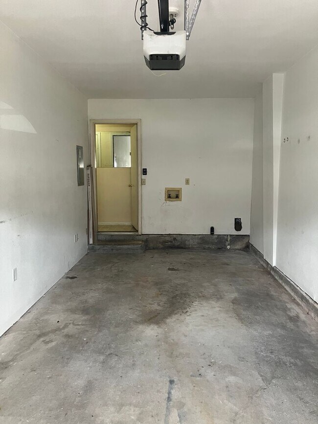 Building Photo - One Bedroom Condo with Loft, One-car Garag...