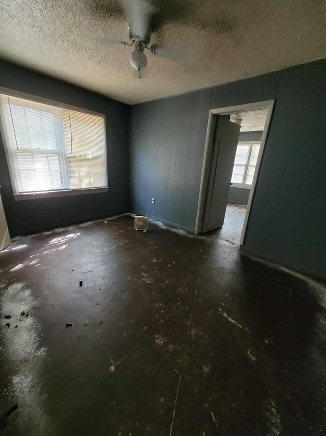 Building Photo - 108 E Cedar Ave